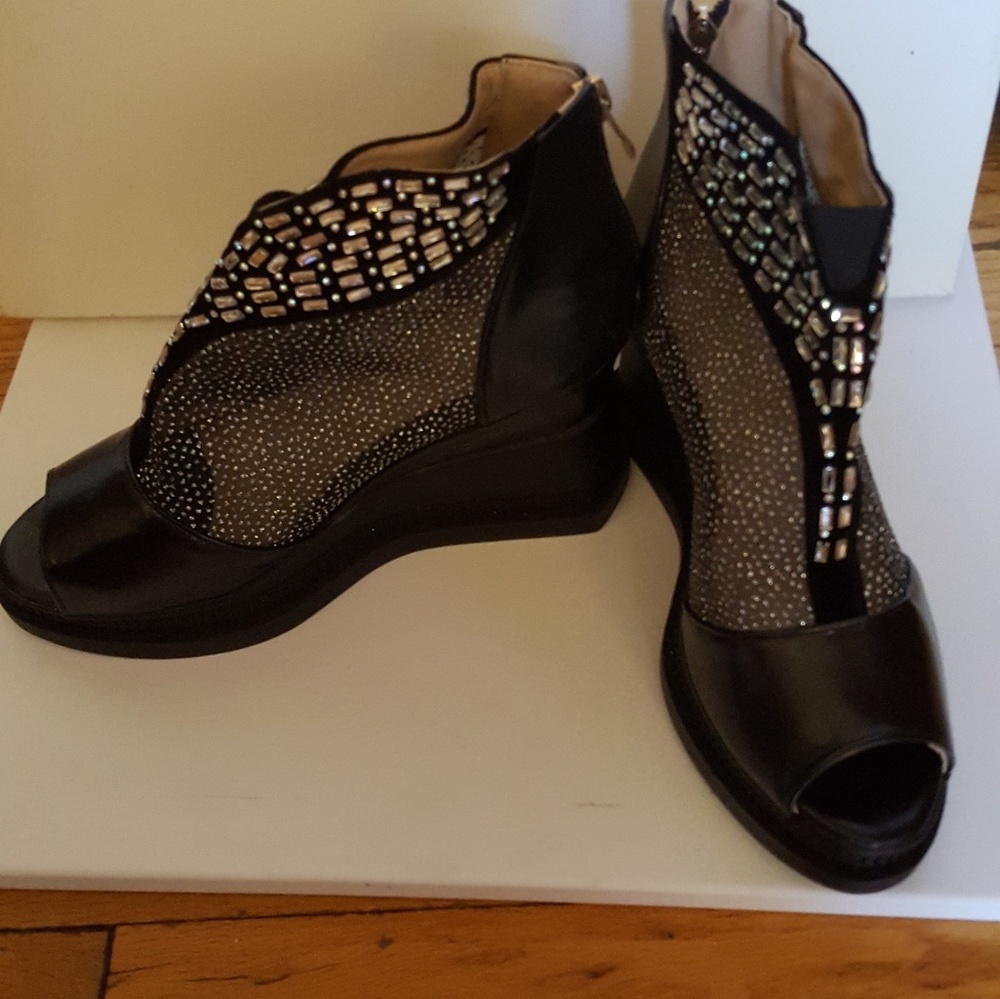 NWOT/ Statement Shoe size 7. Rhinestones